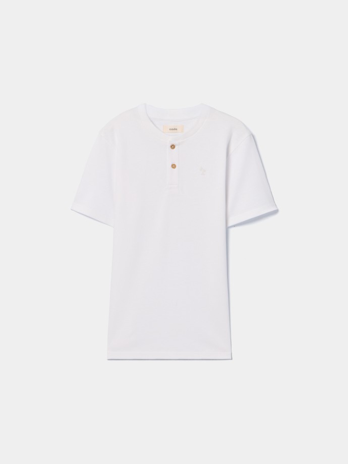 T-shirt com bot�es na gola