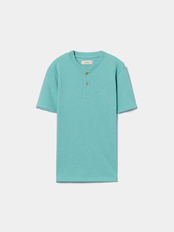 T-shirt com bot�es na gola