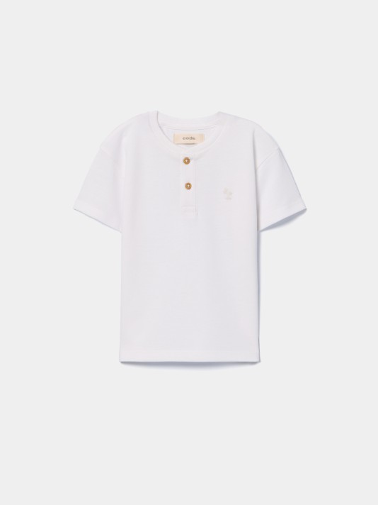 T-shirt com bot�es na gola
