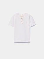 T-shirt com bot�es na gola