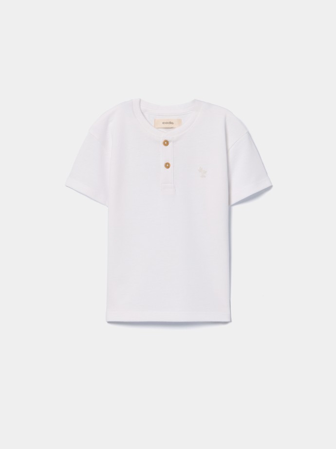 T-shirt com bot�es na gola