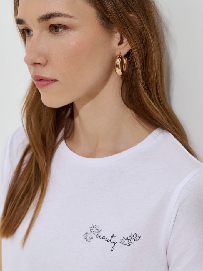 T-shirt com pormenor estampado