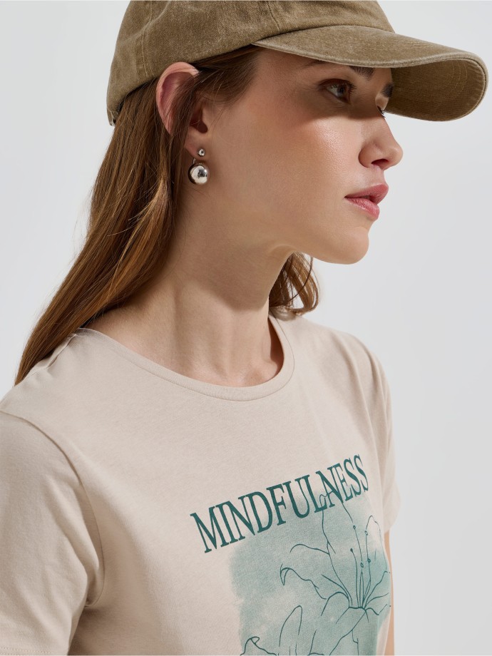 T-shirt com estampado frontal