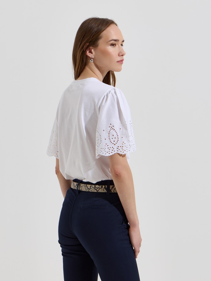 T-shirt com mangas em bordado ingl�s