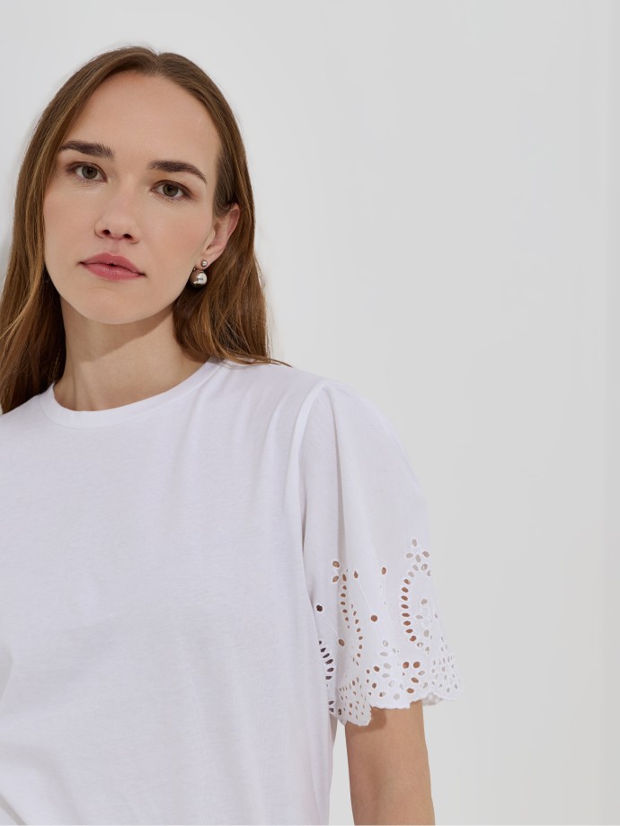 T-shirt com mangas em bordado ingl�s