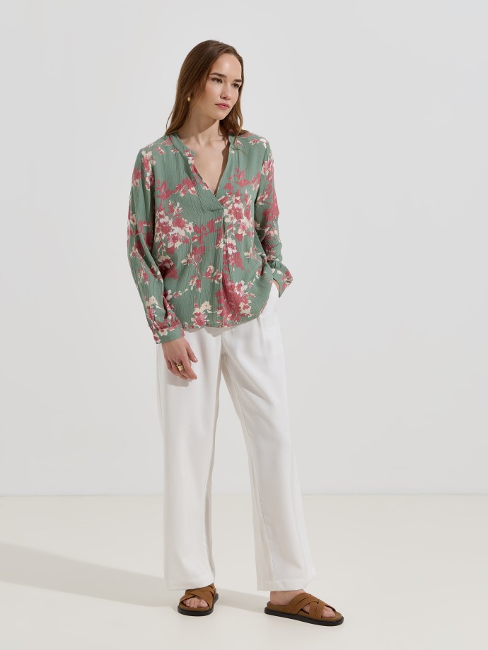 Blusa floral com decote em V