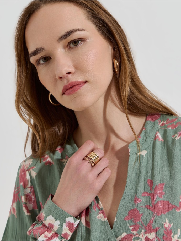 Blusa floral com decote em V