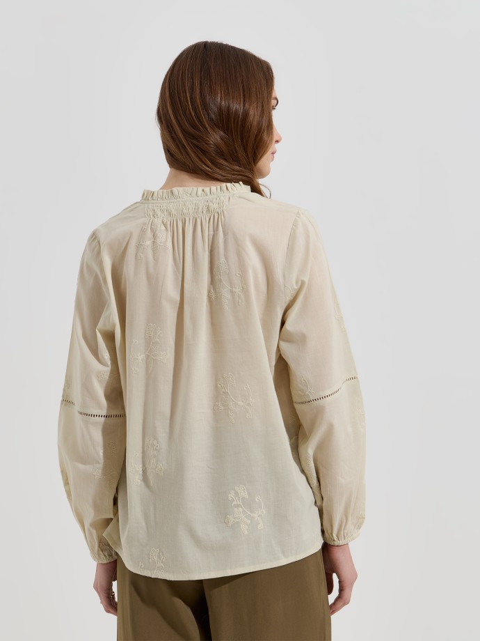 Blusa com bordados