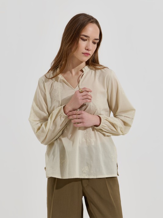 Blusa com bordados