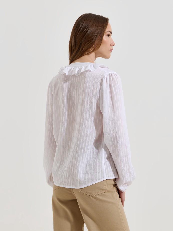 Camisa com folho no decote