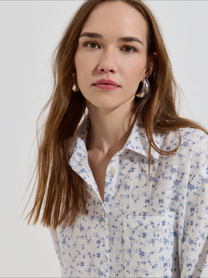 Camisa estampada com flores e bolso