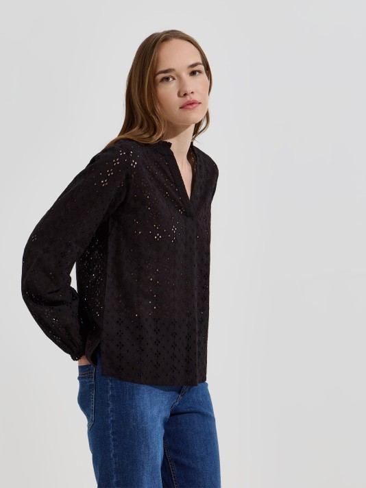 Blusa em bordado ingl�s