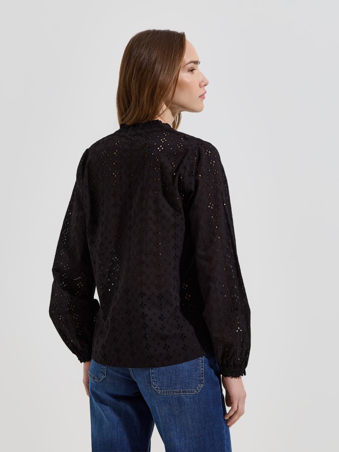 Blusa em bordado ingl�s