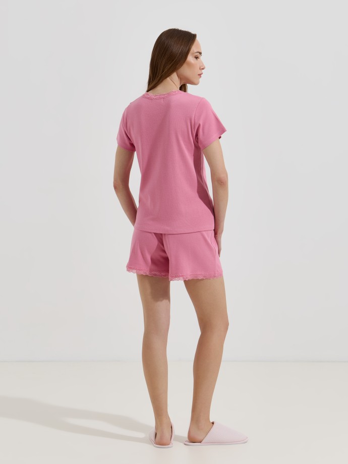 Pijama com detalhes em renda
