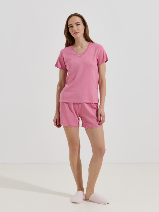 Pijama com detalhes em renda