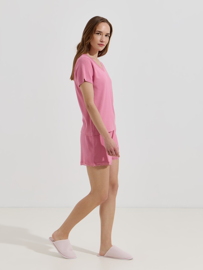 Pijama com detalhes em renda