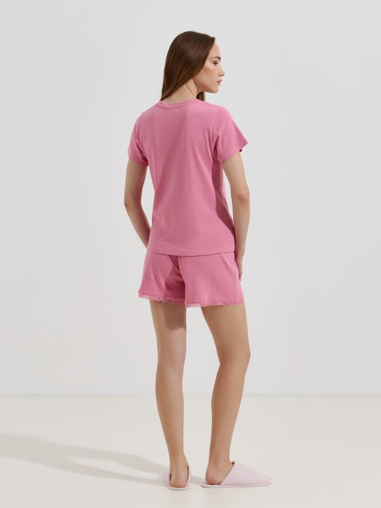 Pijama com detalhes em renda Pijama com detalhes em renda