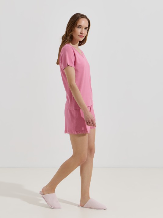 Pijama com detalhes em renda Pijama com detalhes em renda