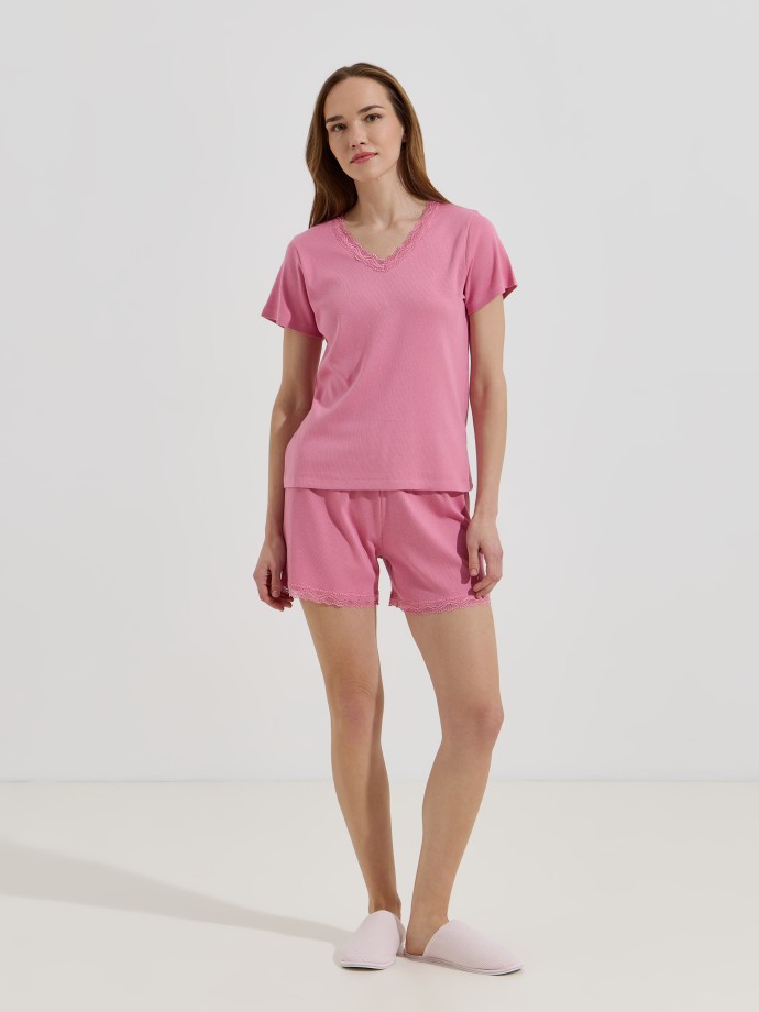 Pijama com detalhes em renda