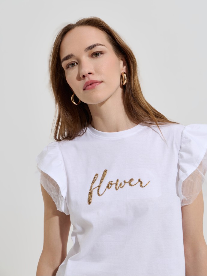 T-shirt com folhos e missangas
