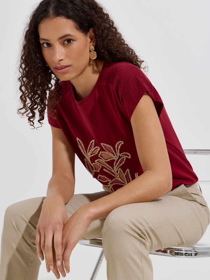 T-shirt com missangas