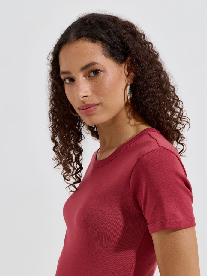 T-shirt b�sica em malha canelada