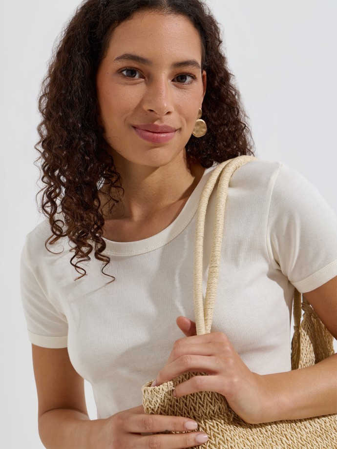 T-shirt b�sica em malha canelada