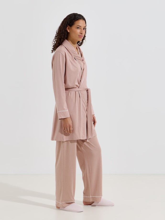Robe com detalhes em contraste