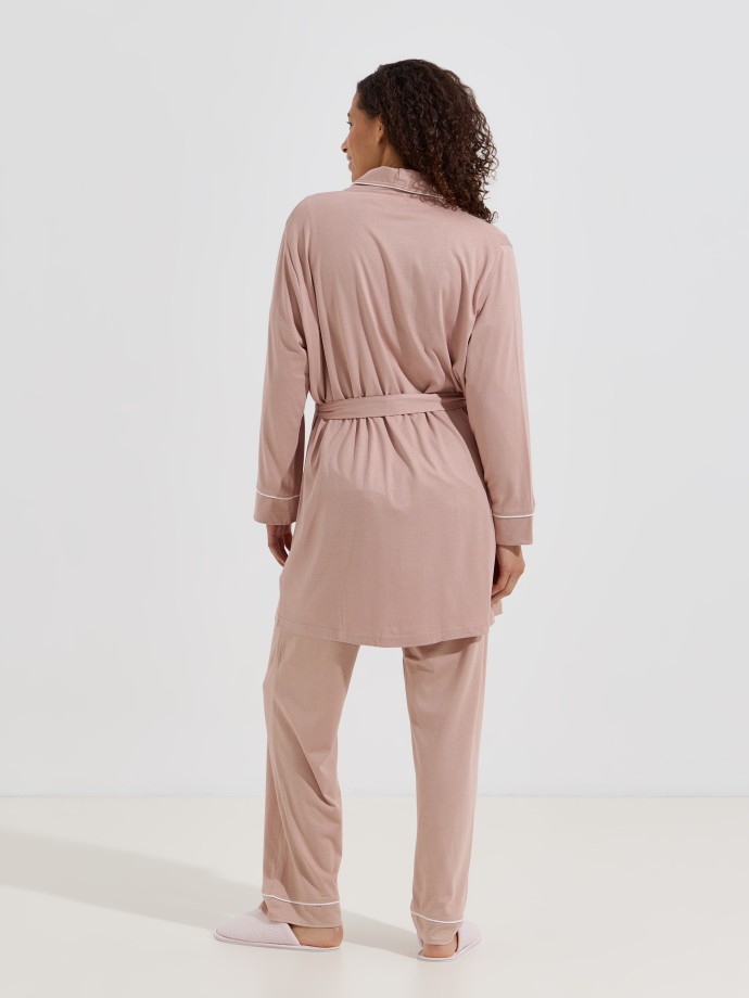 Robe com detalhes em contraste