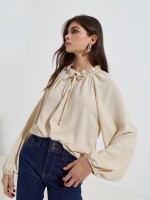 Blusa com gola franzida Blusa com gola franzida