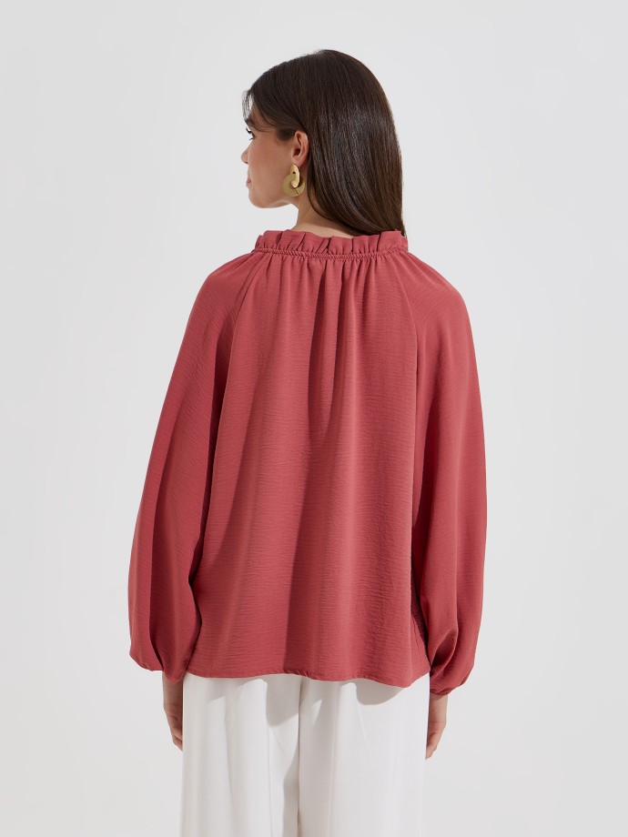 Blusa com gola franzida