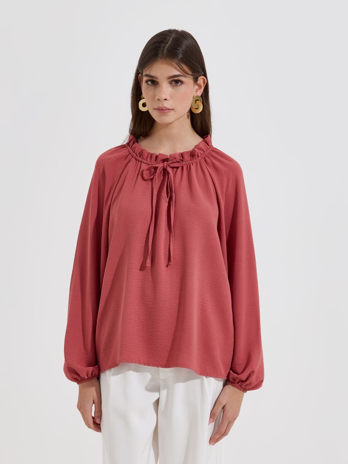 Blusa com gola franzida