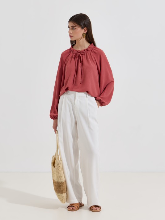 Blusa com gola franzida