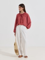 Blusa com gola franzida