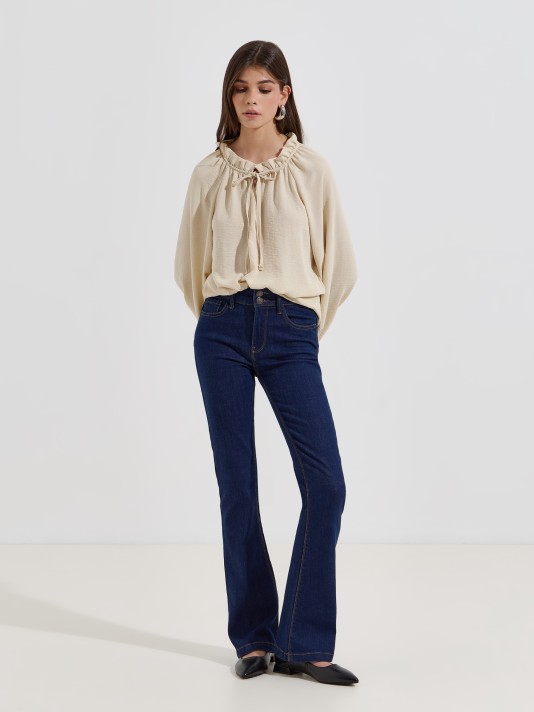 Blusa com gola franzida Blusa com gola franzida