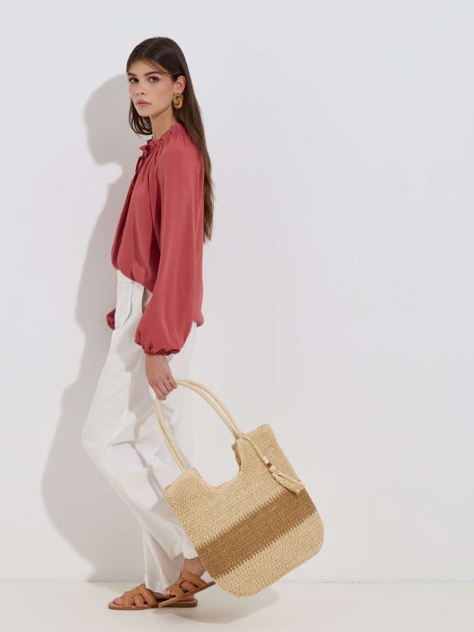 Blusa com gola franzida