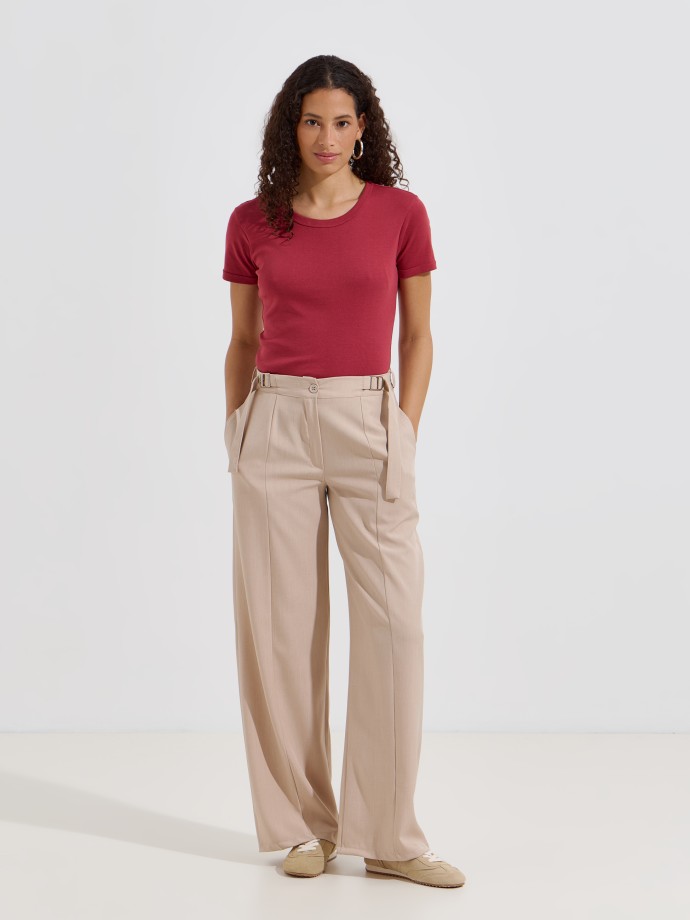 T-shirt b�sica em malha canelada