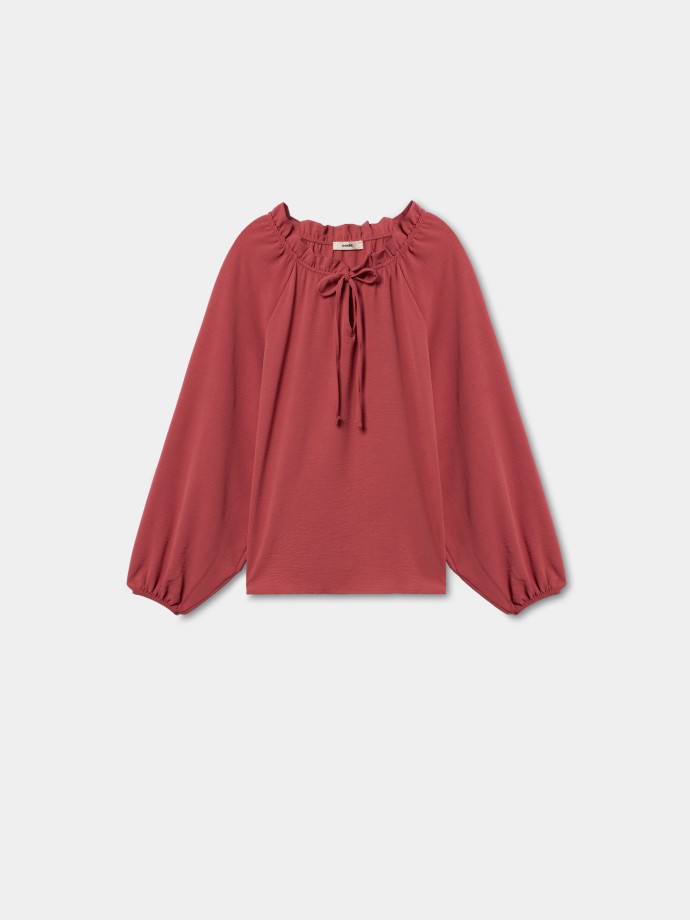 Blusa com gola franzida