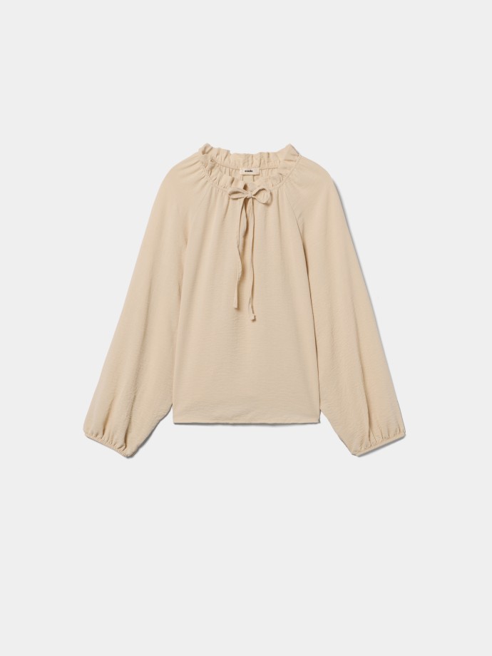 Blusa com gola franzida Blusa com gola franzida