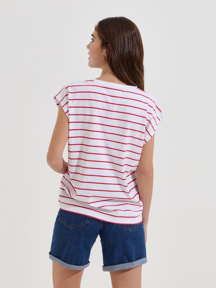 T-shirt �s riscas com estampado