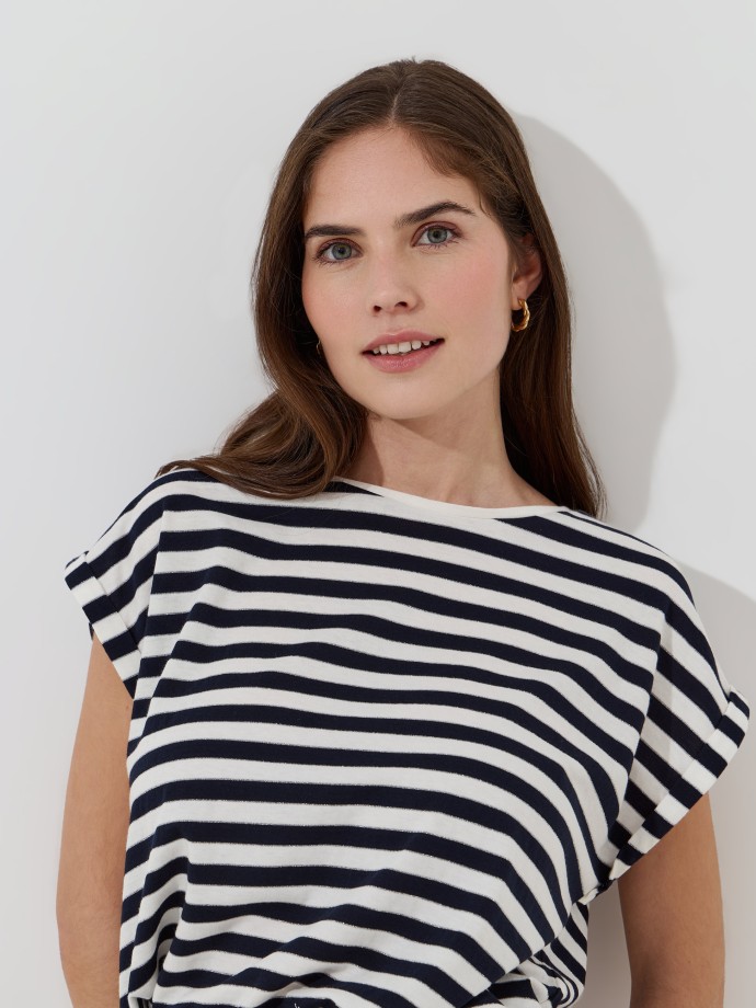 T-shirt �s riscas com brilho