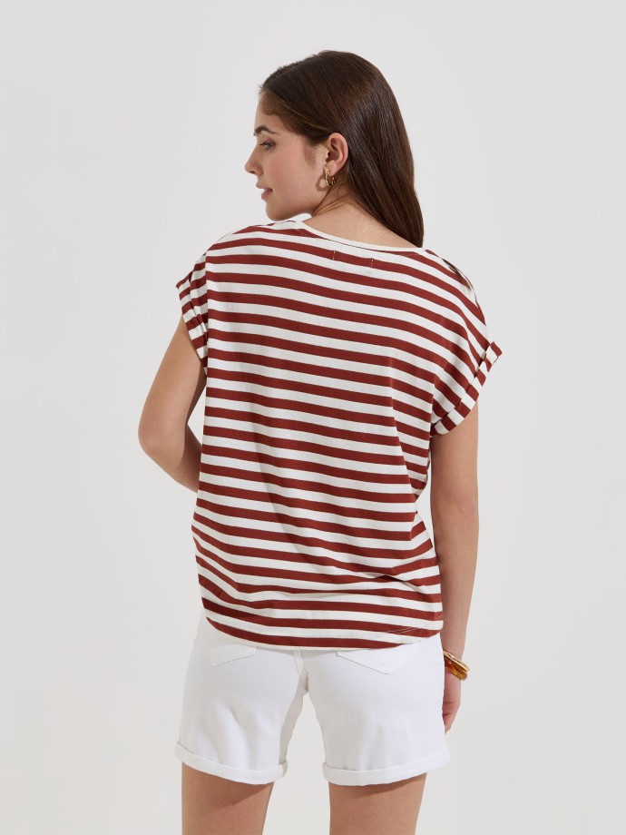 T-shirt �s riscas com brilho