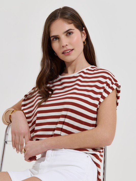 T-shirt �s riscas com brilho