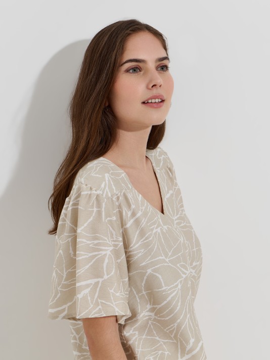 Blusa flu�da estampada decote em V