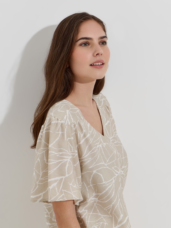 Blusa flu�da estampada decote em V