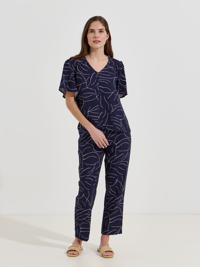 Blusa flu�da estampada decote em V