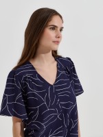 Blusa flu�da estampada decote em V