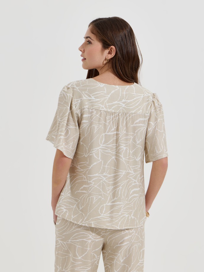 Blusa flu�da estampada decote em V