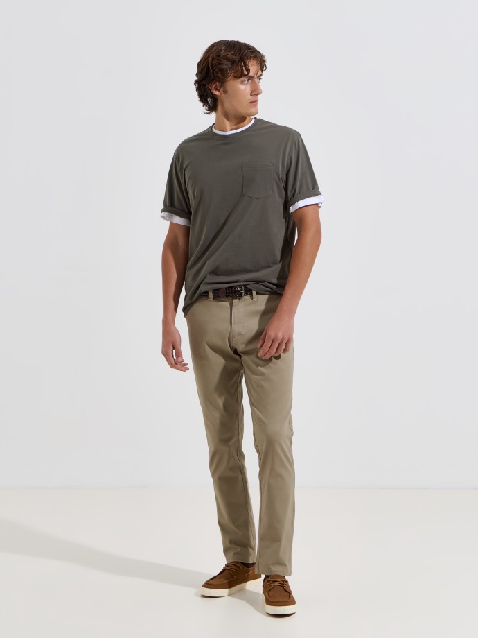 T-shirt b�sica com bolso