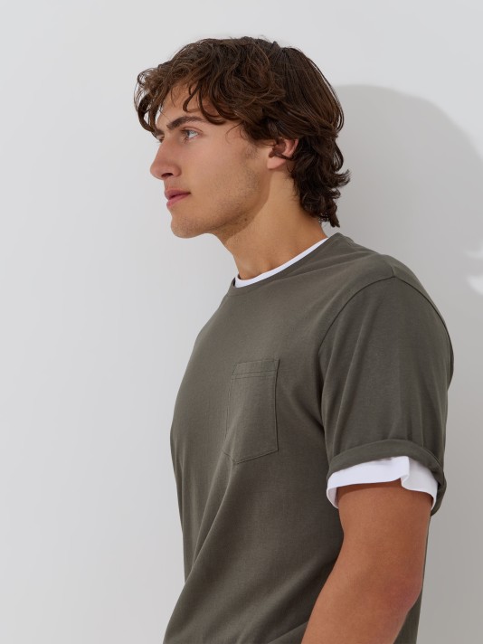 T-shirt b�sica com bolso